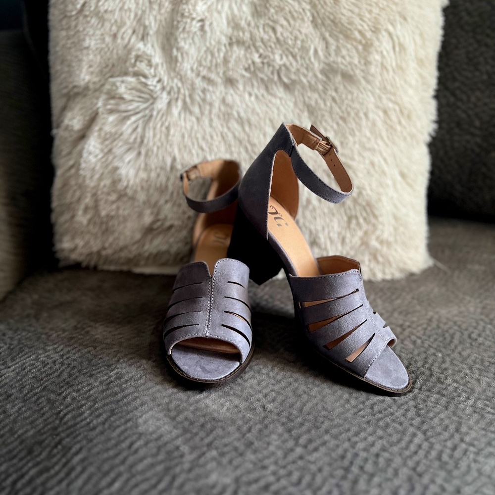 Journee wedge shoe